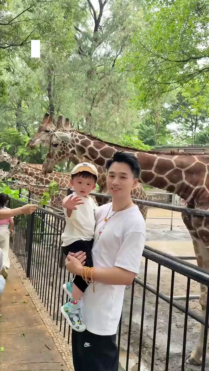 带娃逛动物园，小橙子见鹅会咏鹅