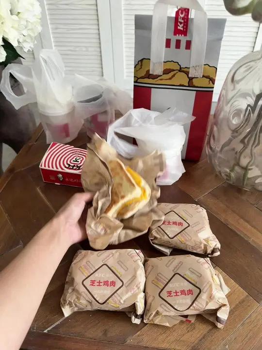 肯德基28块钱八个帕尼尼!平均3块5一个!周六日可以用!赶紧囤啊啊啊啊!国庆吃喝玩乐节 肯