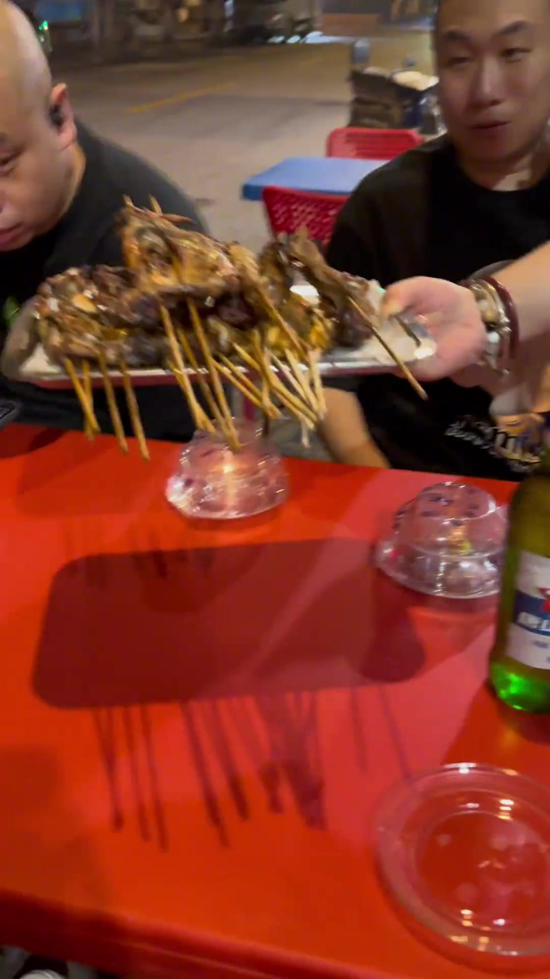 感受一下唐啤和烧烤,肉串和肉筋配上炒饼嘎嘎香