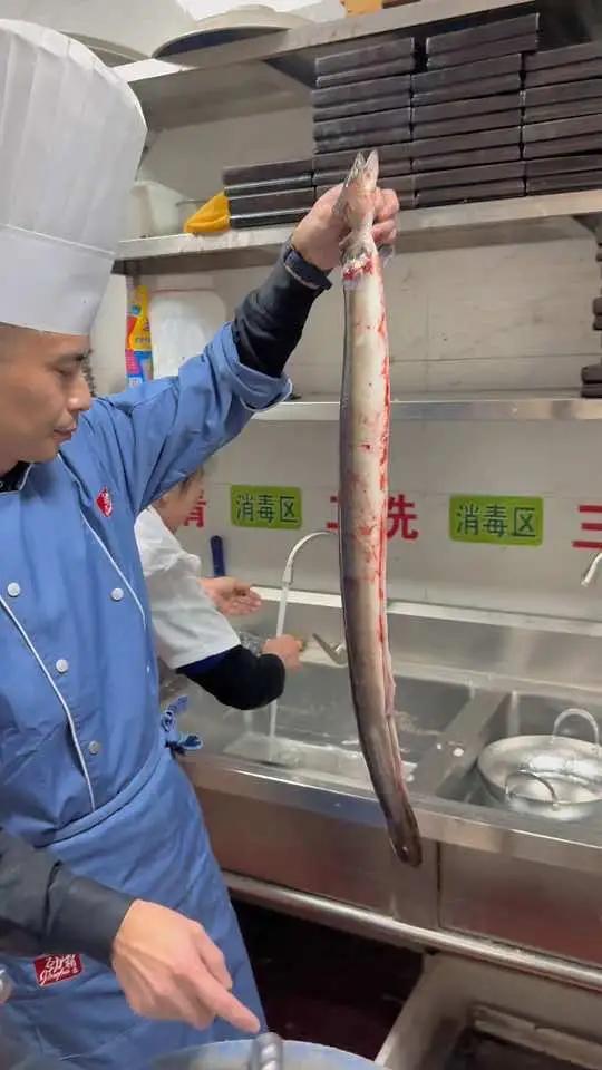 独头蒜枣香鳗鱼(独头蒜枣香鳗鱼)酱汁比例:排骨酱15克 东古酱油30克 白糖12克 味精1