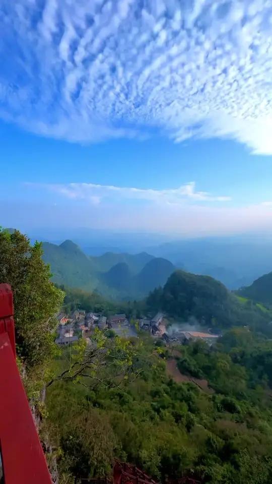 油菜花期快到,记忆里那片从未谋面的花海愈发清晰。回看旧景,满心都是对它的期待。有些风景,想