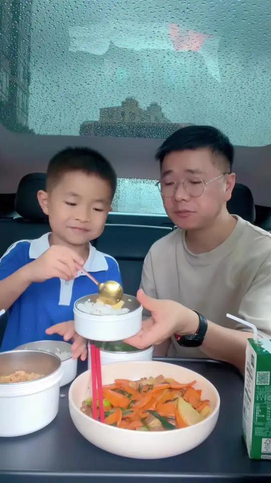 二人食一年级学生午餐。今天带伤做饭,给孩子做了简单的几个菜,孩子吃得也挺开心 记录真实生活