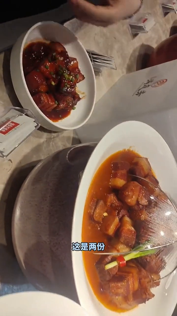 顾客吐槽红烧肉菜量比样品少,饭店:展台样品,仅供参考
