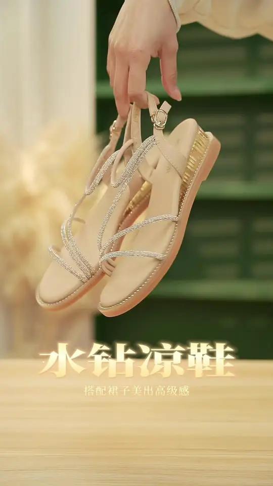 坡跟凉鞋显高不累脚