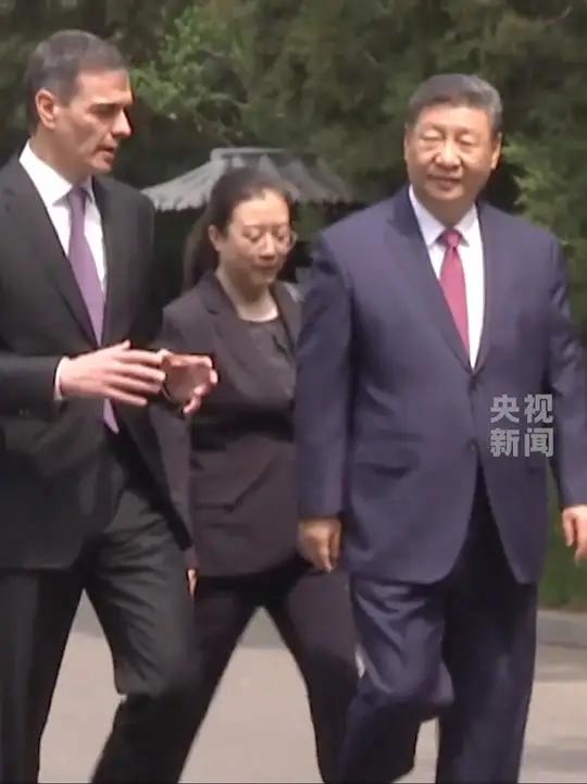 习近平主席在北京钓鱼台国宾馆会见来华访问的西班牙首相桑切斯。会见后,两国元首一起散步,感受