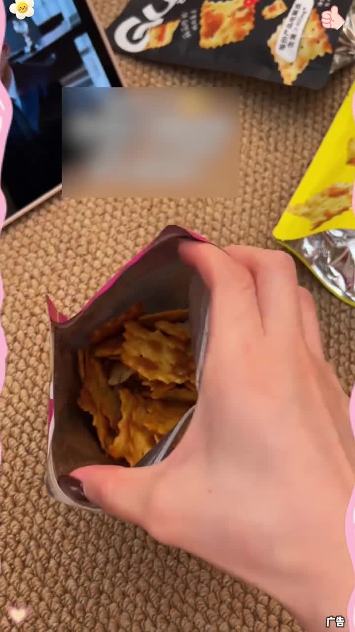 谁懂这一口的好吃程度 火爆鱿鱼味好吃到跺脚！每片的粉料都超足！酥酥脆脆一次炫一袋不夸张！香