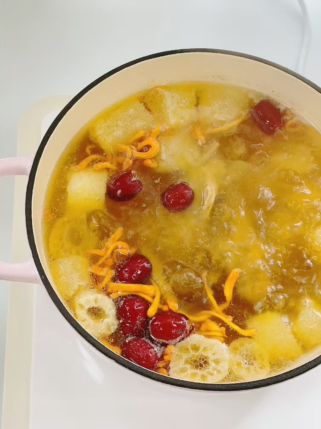 刮油增强免疫力!鲜味竹荪山药红枣排骨汤