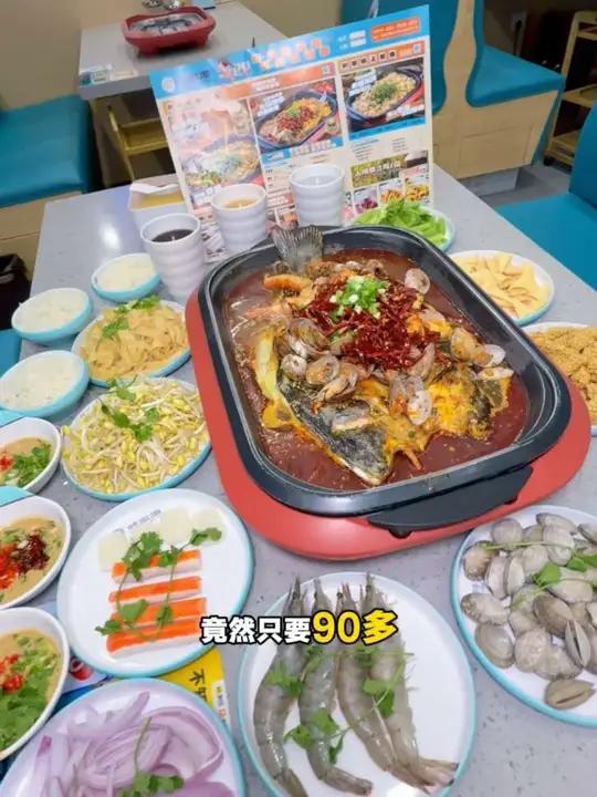 和闺蜜开车8小时来邹城吃烤鱼 60多一份纸上烤鱼,90多一大桌海鲜浇头烤鱼!口味和性价比直