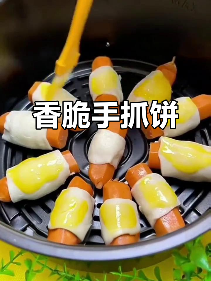 手抓饼新做法，热狗肠卷起来烤一烤，隔壁小孩都馋哭了