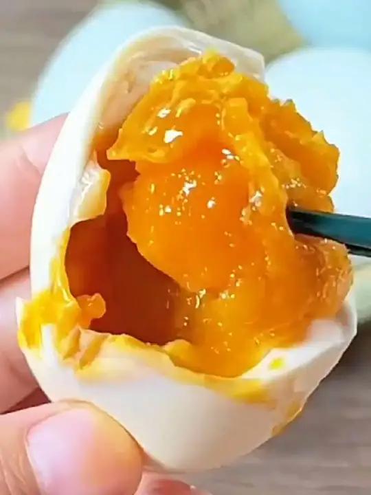 早上稀饭和咸鸭蛋绝配,个大流油,就像吃蟹黄一样!
