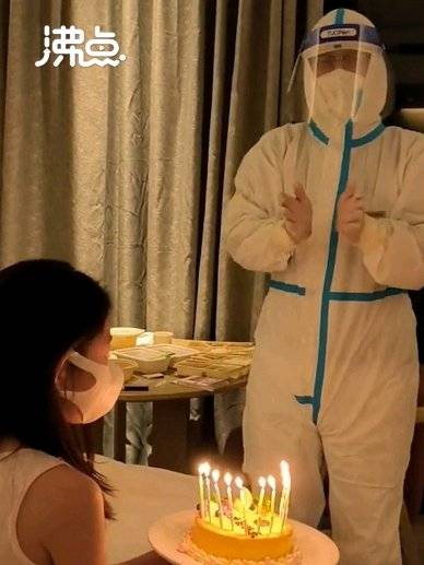 「10岁女孩滞留三亚大白悄送生日蛋糕 一旁妈妈泣不成声」8月11日晚,海南三亚,滞留三亚的