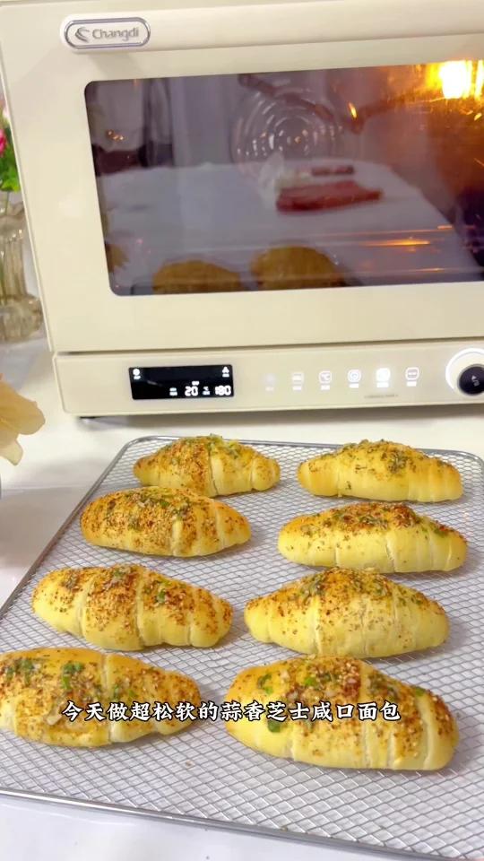 打开味蕾的,蒜香芝士面包,不一样的咸口面包风味,让你惊喜不断!蒜香芝士面包卷超好吃 高籁面
