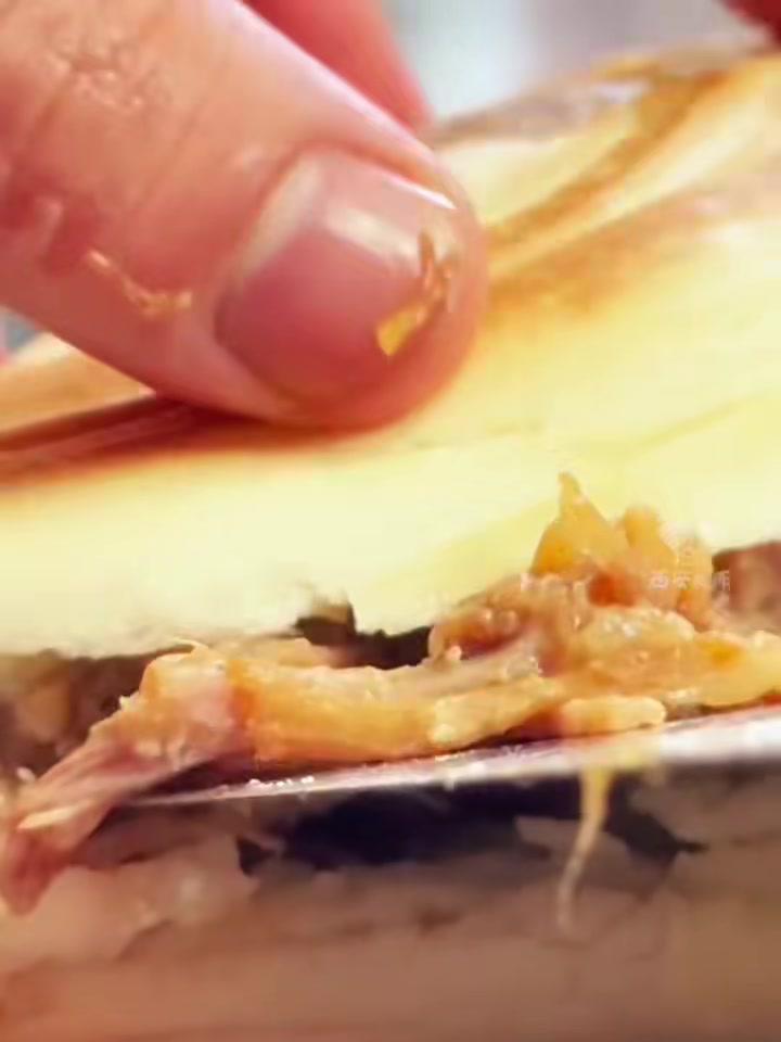 谁能拒绝这一口爆汁肉夹馍？老陕的硬核美食，碳水界的“天花板”，肉夹馍必须榜上有名！「色」「