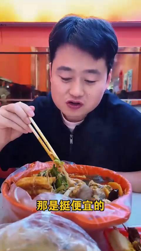 这一口麻辣烫想吃一年啦，中央大街也上游客了
