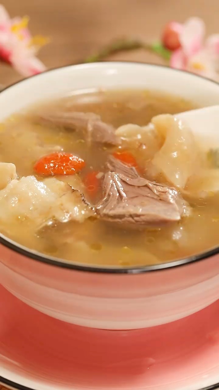 舌尖上的月子餐花胶鸽子汤