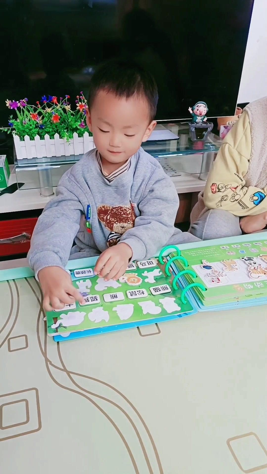 宝宝两岁以后就可以玩的拼图识字 安静书 可以反复粘贴,让宝宝认知各种场景和事物,时间久了自