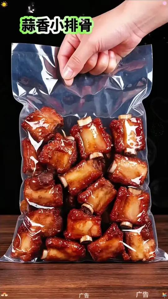 家人们,蒜香小排骨必须冲一波!精选优质排骨,切成大小均匀小块,经过精心腌制,蒜香充分融入每