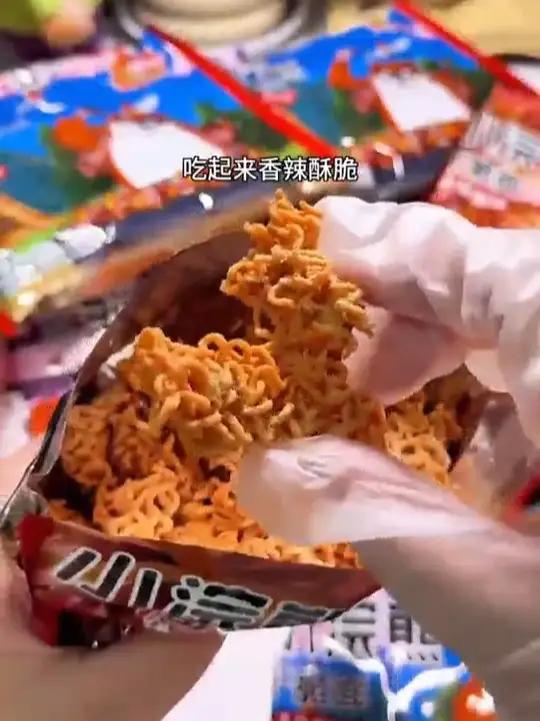 小时候超爱吃的小浣熊干脆面出独立料包和水浒卡啦!香辣蟹味我超爱,香辣酥脆一口回到小时候!
