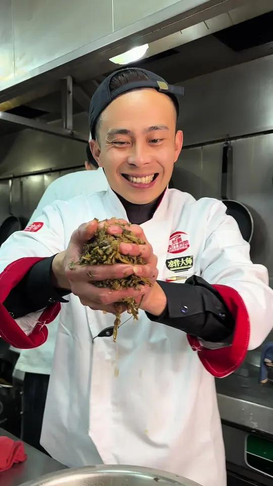 梅菜花生的家常做法,炸花生米、炸梅干菜、炒料熬汁、拌制出锅,简单几步,轻松做出美味!酱汁比