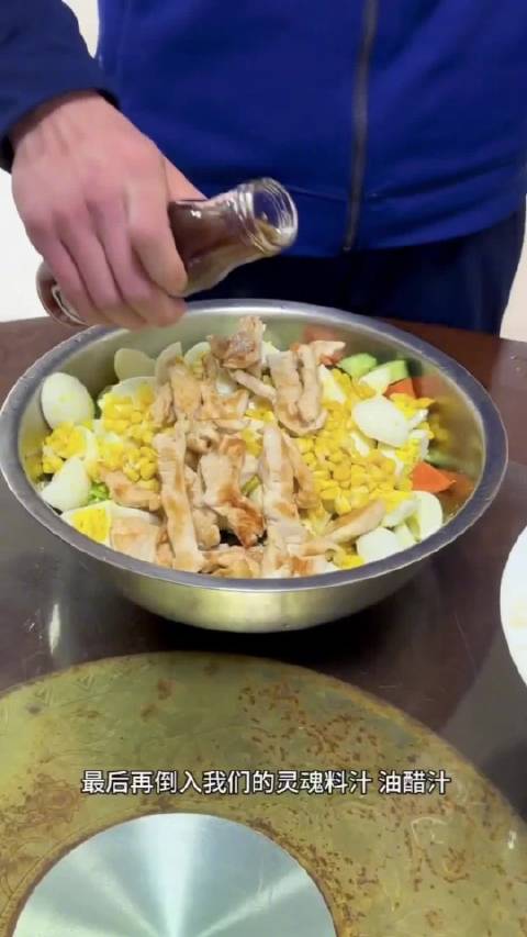 蓝朋友给大家分享一道减脂餐,不仅健康美味且饱腹感超强!只用胡萝卜、鸡蛋、黄瓜、生菜和鸡胸肉