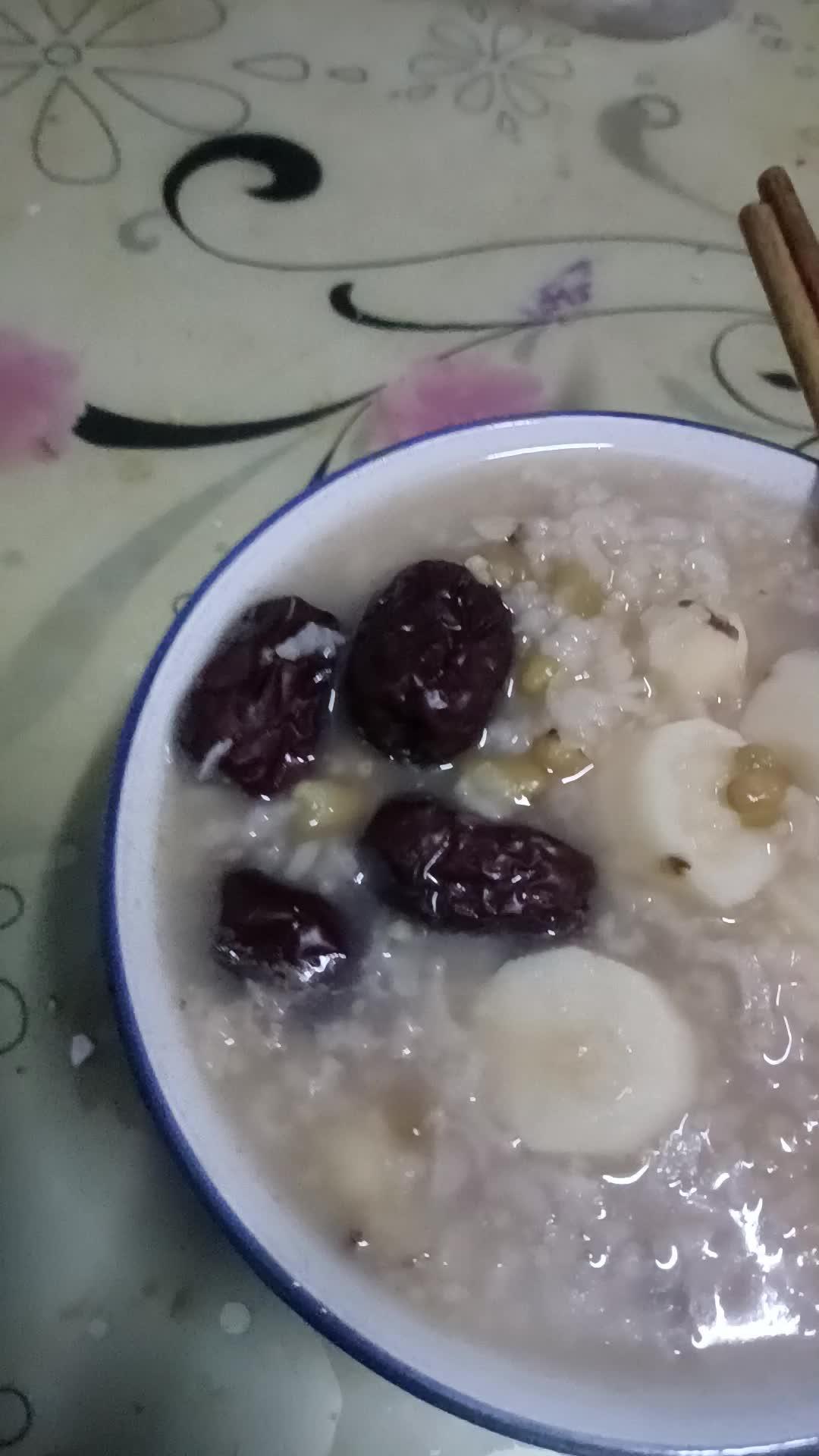 今天是腊八节,我自己做的腊八粥,还算好喝。红枣、莲子,山药、花生、绿豆、豇豆、小米、大米,