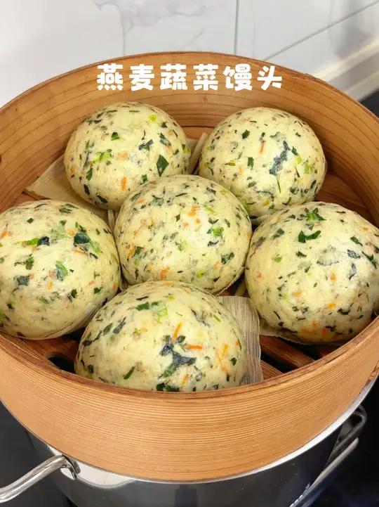 无油无糖燕麦蔬菜馒头！保姆级教程！芝麻盐的鲜香中夹杂着燕麦香，还透着蔬菜的清新，就算是空口
