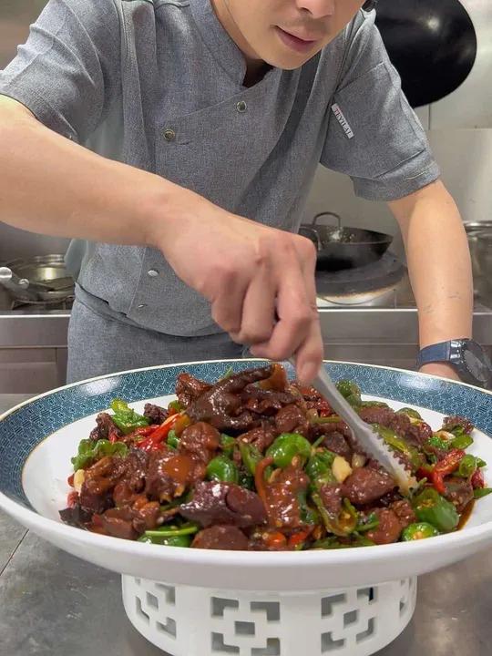 枣庄辣子鸡:主料:取本地当年散养小公鸡一只(约1750克)辅料:本地薄皮辣椒(螺丝椒)15