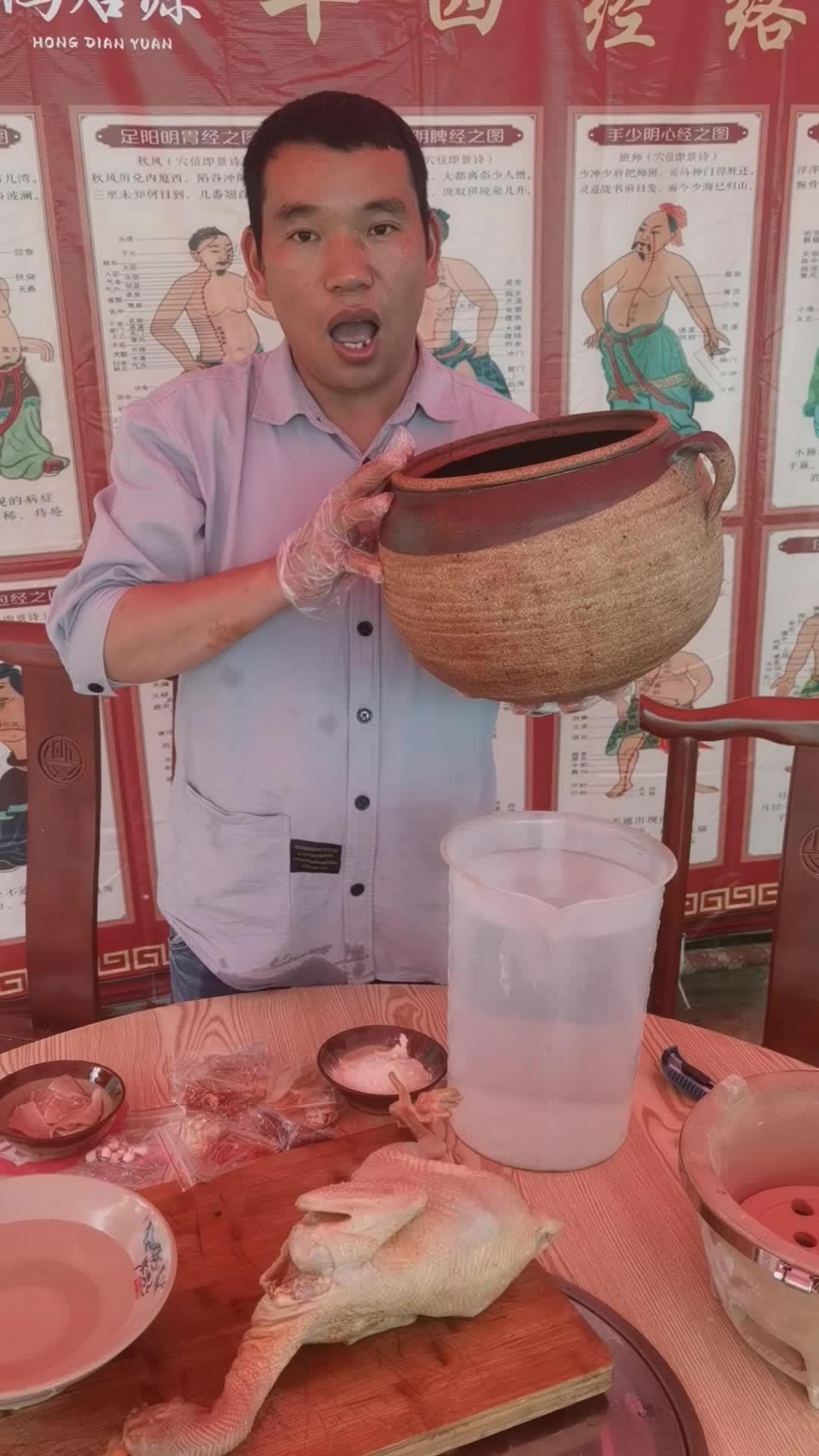 土锅泥巴鸡 土锅泥巴鸡最正宗做法是什么,具体药材比例是多少,鸿店源带你仔细了解