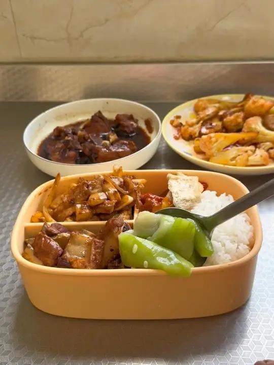 “上班动力源”奶奶牌盒饭 丝瓜拌饭是奶奶的独特味道 丝瓜汤清甜下饭 吃了很健康的感觉哈哈哈