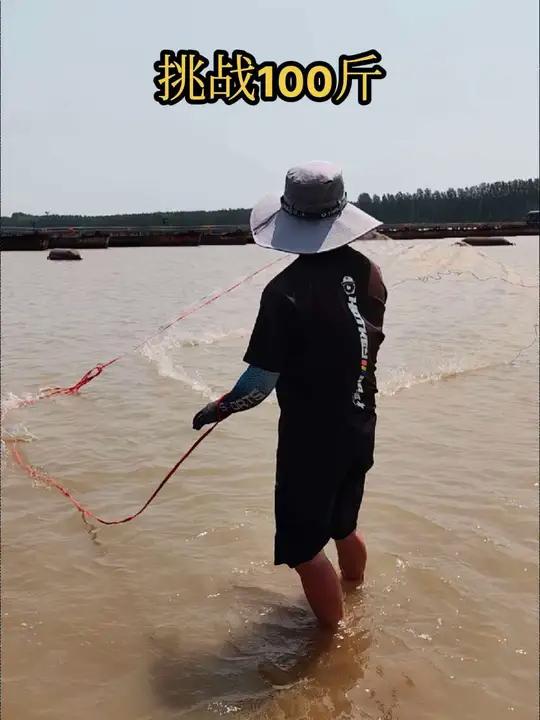 河道退水出鱼,全是大梭鱼拱流,小伙一网下去过瘾,挑战100斤
