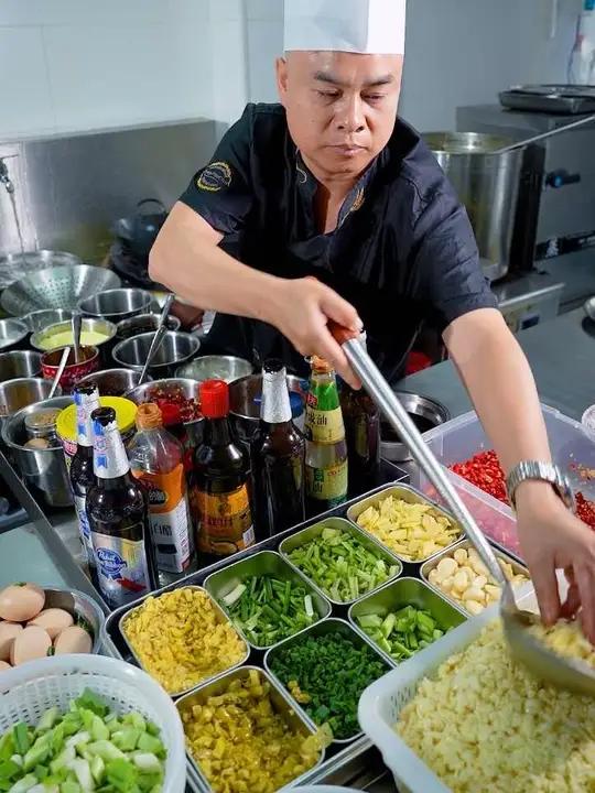 不夸张！这家开在路边不起眼的江西小炒我真的能连炫一周！大厨还是做了二十多年江西菜的本地人