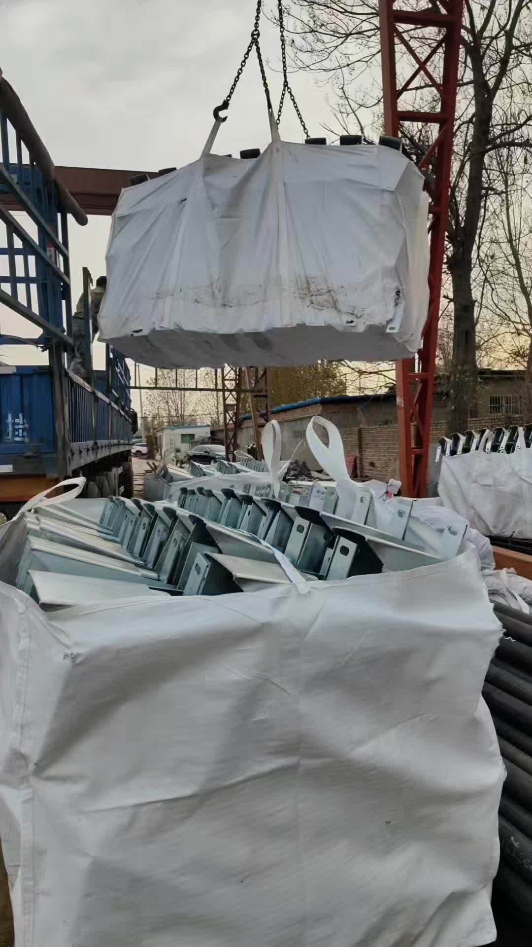 整车三波飞机翅发货，我们是波形护栏厂家的钢铁搬运工 波形护栏厂家 波形护栏多少钱一米