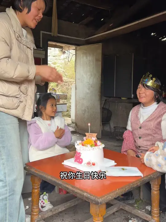 祝我最爱的妈妈49岁生日快乐!一家人围在一起,吃着烤鱼、切着蛋糕,简单又幸福,愿妈妈平安健