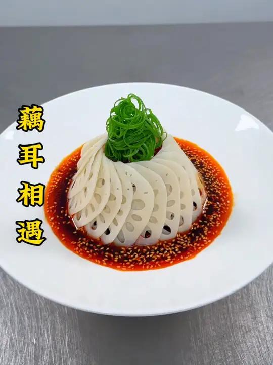 莲藕搭配猪耳朵像我这样做,做法简单,好吃好看,酸辣爽口 厨师 美食 凉菜摆盘装饰技巧 用心