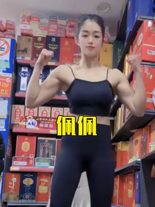 偷酒惯犯遇到常年健身老板娘,本想挑软柿子捏,捏到金刚芭比肌肉