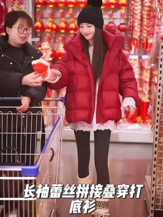 这件蕾丝打底衫真的太美了,穿上它整个人都变得温柔了起来。它是那种非常纯欲的感觉,而且超级百