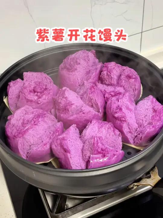 紫薯的香味中夹杂着酒酿的香味,真的很香很香 不光个个自然开花,口感也是非常的柔软香甜