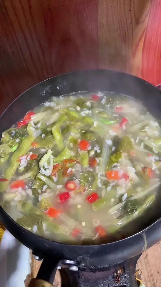 我们这边线下四季豆太贵了,从网上买了五斤,太多了一下吃不完,今天晚上就煮一点,明天中午吃,