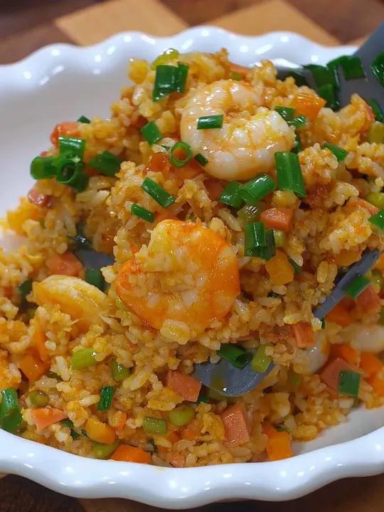 蟹黄虾仁蛋炒饭！挑食娃都能炫两三碗 #蟹黄酱炒饭 #儿童美食 #蛋炒饭