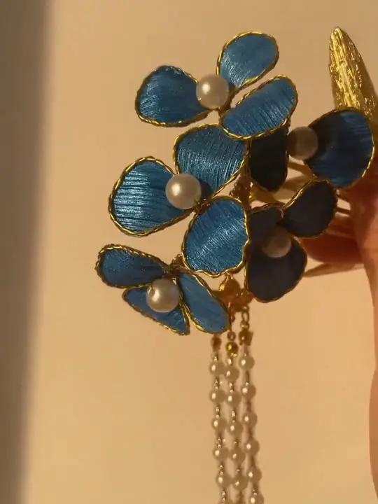 脑洞大开!女子用玉米皮代替鹅毛制作点翠头饰