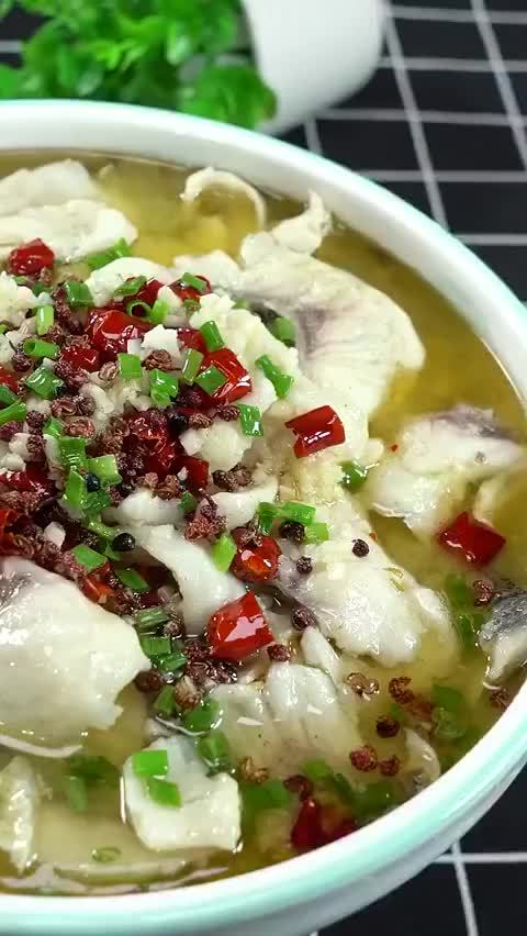美食之都「酸菜鱼的做法」酸菜鱼属四川菜系,以鲜草鱼为主料,配以四川泡菜煮制而成,爱吃鱼的童