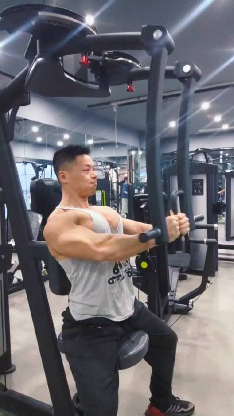 肌肉大叔练炸胸肌