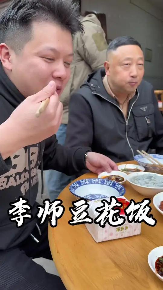 集贤的这一家老苍蝇馆子,主打卤菜,不卖炒菜,每天中午生意好的很,还要占位子,菜都是自己端,