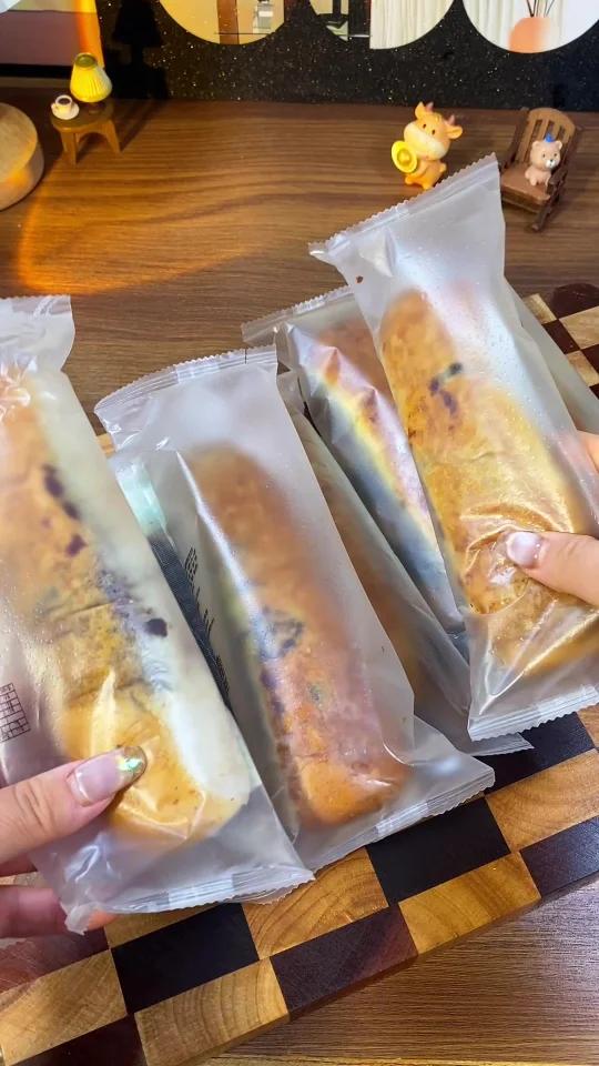 果然越土的包装,东西就越好吃!满满都是红豆馅的椰蓉面包,软乎乎的超好吃!当个早餐代餐都很合
