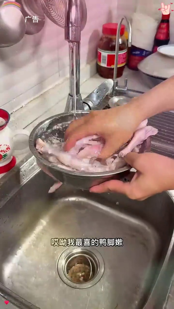 巨巨巨好吃像我这样做的干锅鸭掌,又香又糯巨入味,鲜香气四溢抿一口就脱骨啦 干锅鸭掌 干锅 