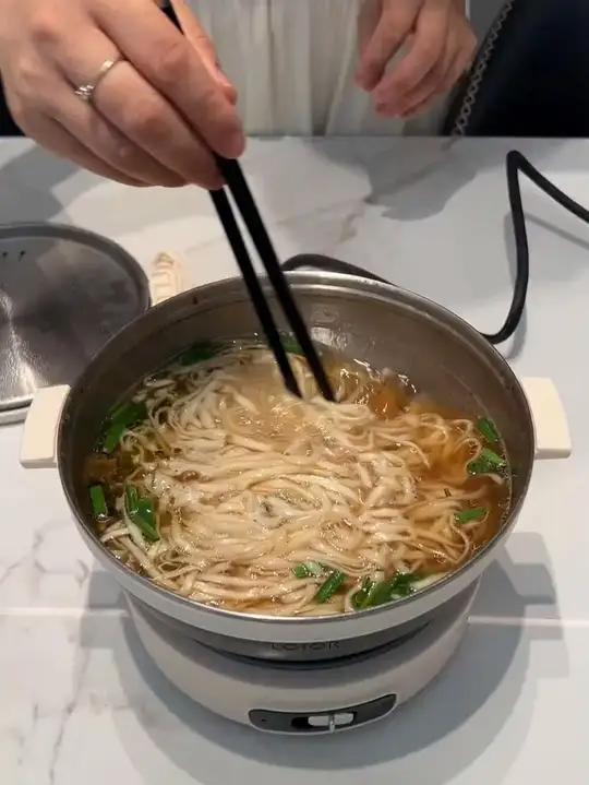 这个电煮锅折叠后就一个饭盒大小,外出携带很方便,两档火力调节 电煮锅 露营装备 折叠电煮锅