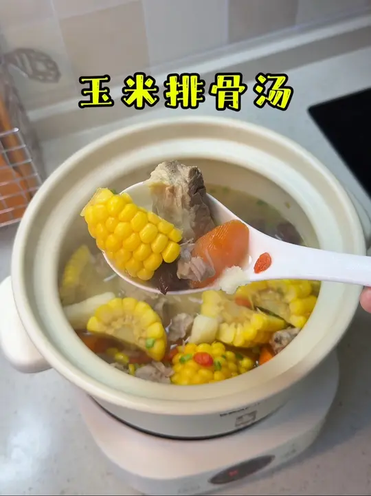 这个汤它火遍家家户户是有道理的，玉米排骨汤这样做