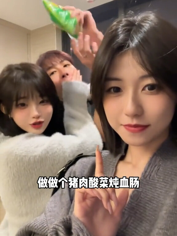 今日菜系《猪肉酸菜炖血肠》美食推荐官