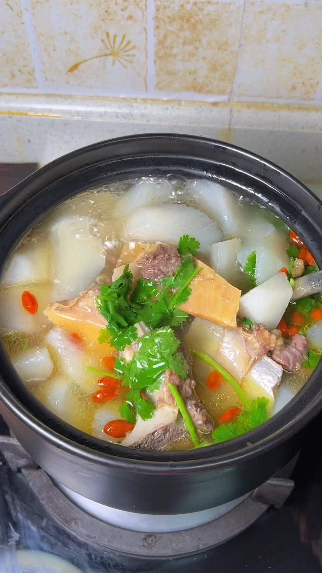 牛排骨炖萝卜汤