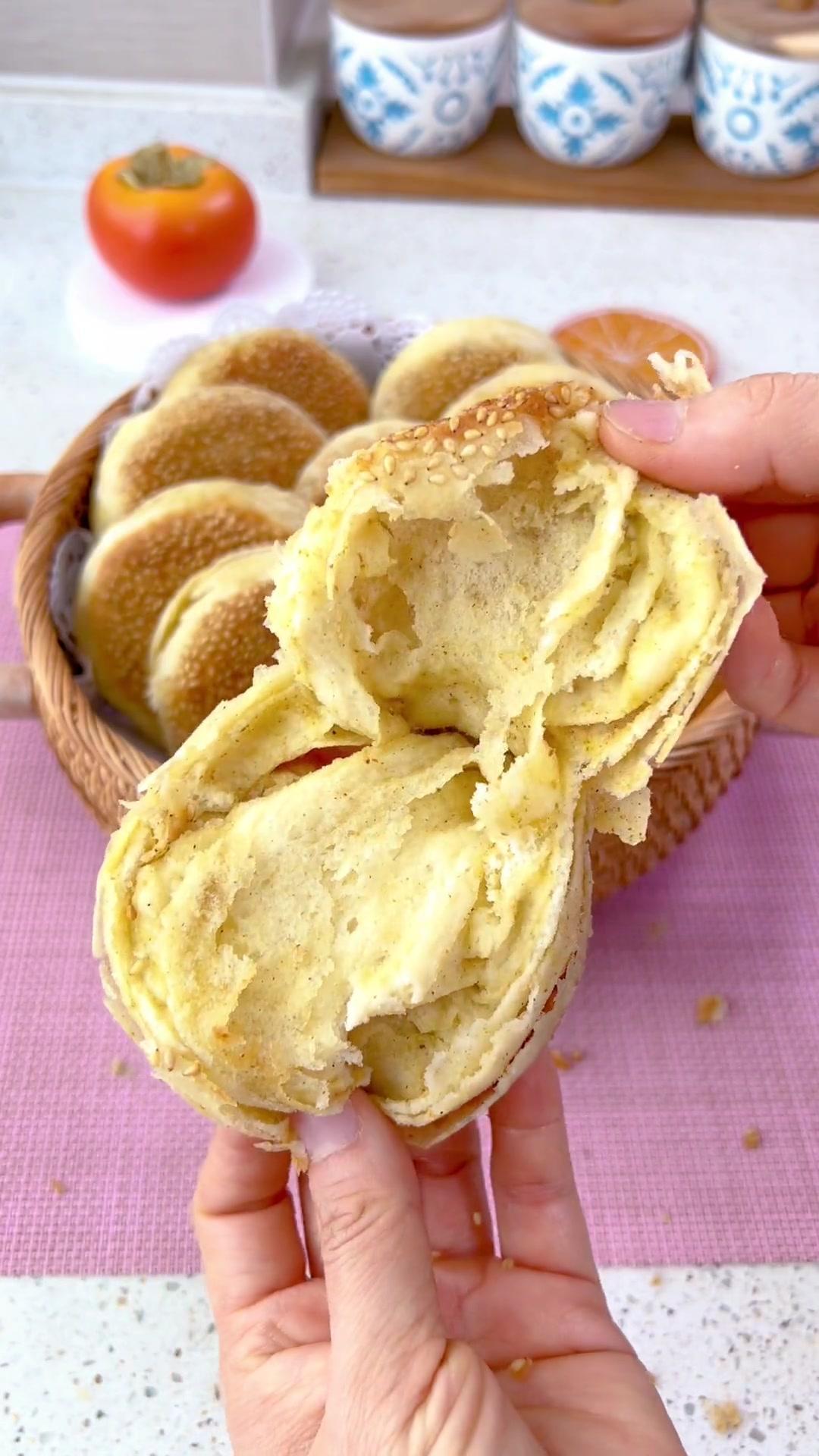 好吃的 椒盐烧饼,这样做外酥里软层次多,做法简单 椒盐烧饼做法 无难度收藏吧 今天吃什么 